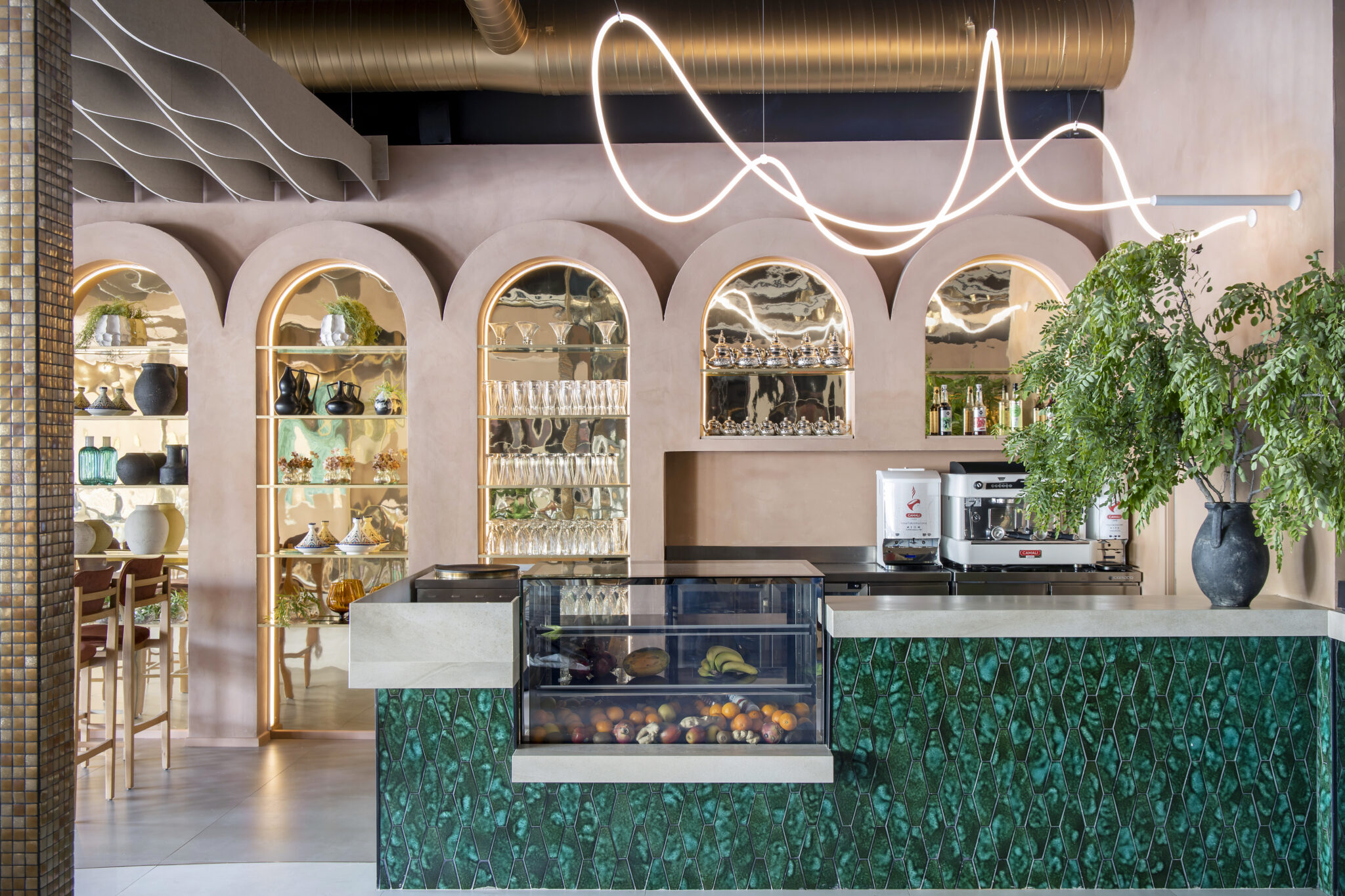 Barra de bar realizada con azulejos hexagonales tipo rombo