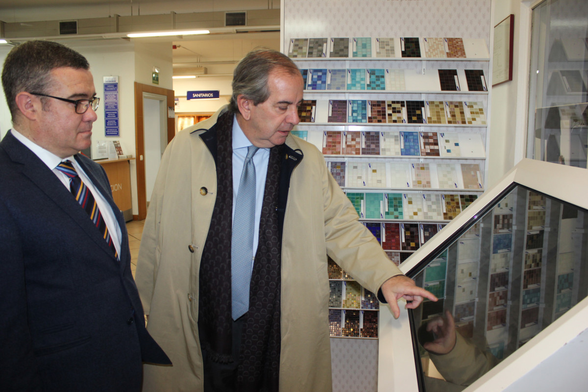 El alcalde de Arganda del Rey visita Azulejos Peña