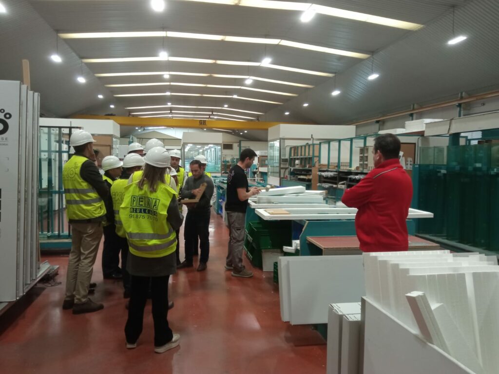 Los comerciales de Azulejos Peña aprenden sobre los procesos de fabricación en la fábrica
