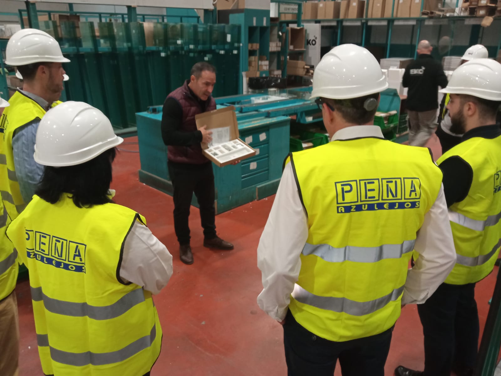 Algunos comerciales de Azulejos Peña pendientes de las explicaciones sobre diferentes materiales de producción de productos