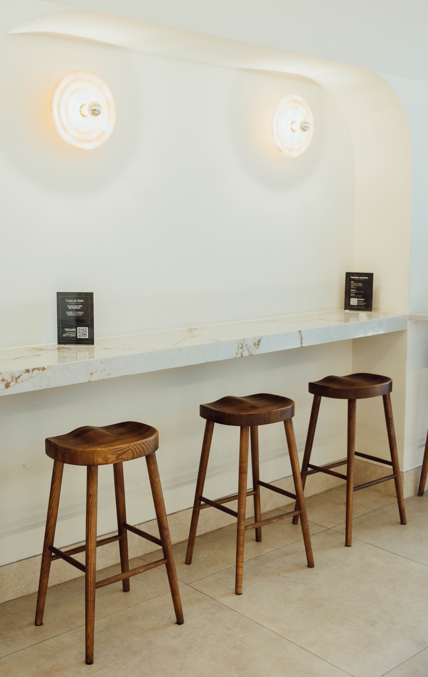 Zona healthy de Pomona Club con barra de mármol porcelánico y suelo en piedra porcelánica en suave tono arena.