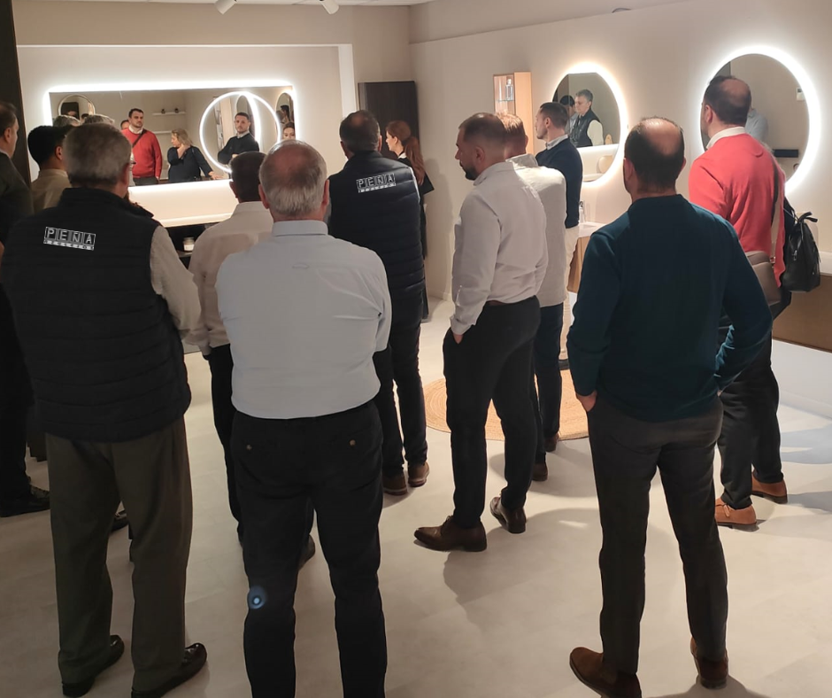 Comerciales de Azulejos Peña escuchando las explicaciones en una de las exposiciones del departamento de producción