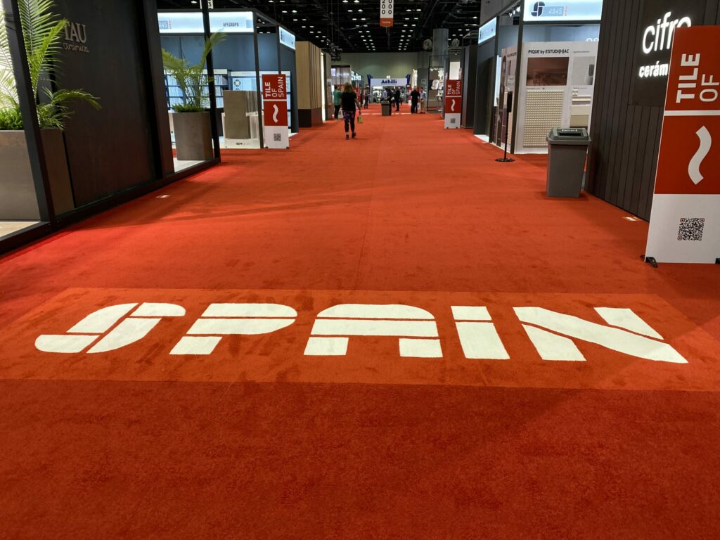 Entrada al pabellón de 'Tile of Spain' en Coverings, la Feria estadounidense internacional