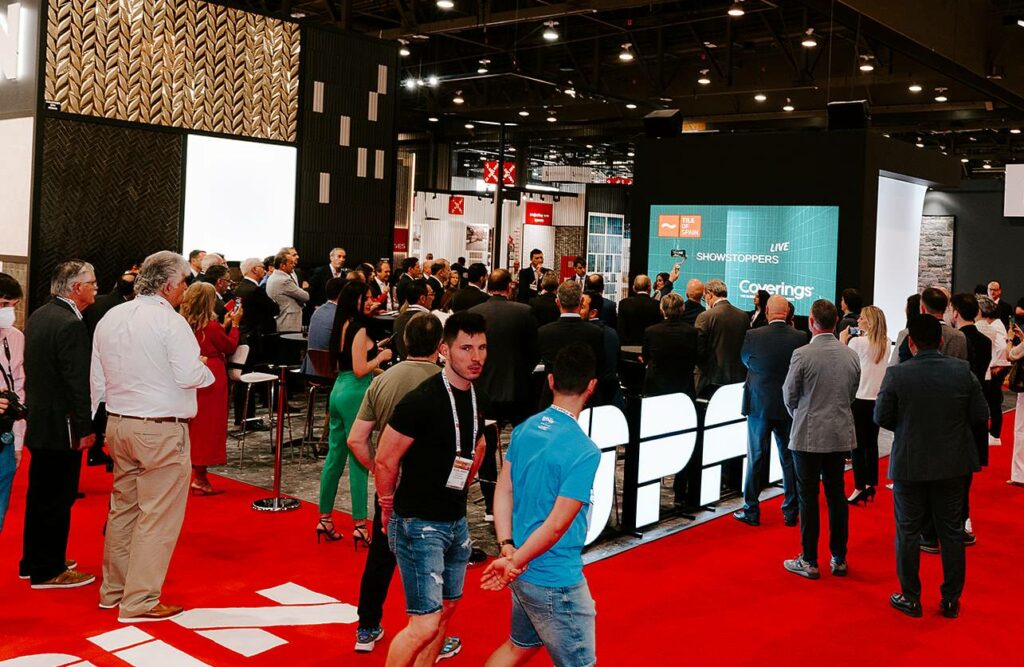 Expositores españoles de cerámica en el pabellón de Tile of Spain de la Feria Coverings