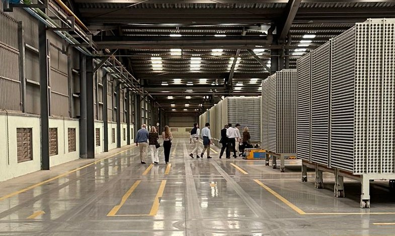 Visita a la zona de producción del equipo directivo de Azulejos Peña