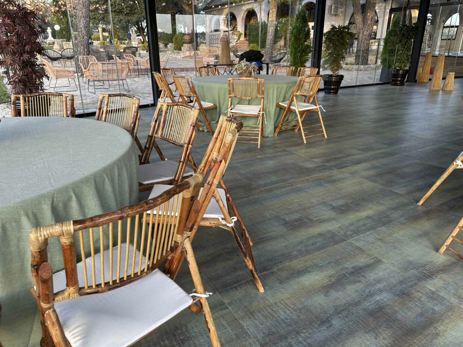 Detalle de sala de restaurante solada con metal porcelánico en tonos grisáceos, verdosos y amarillos.