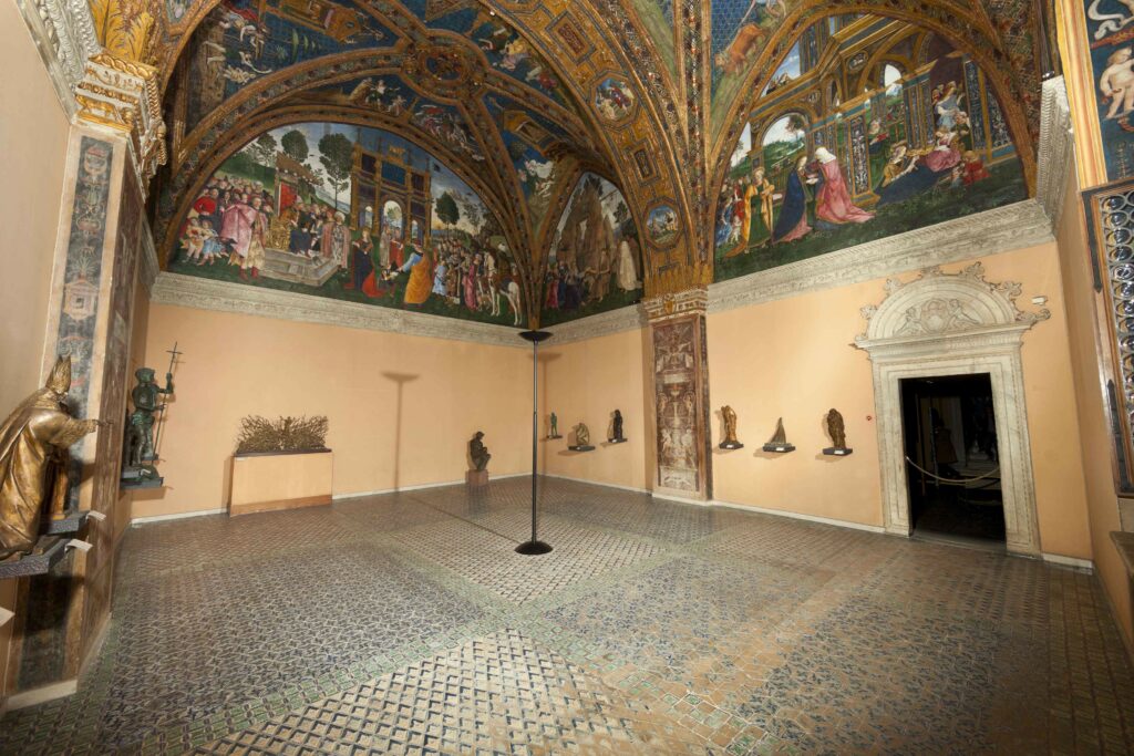 Restos de suelo original a base de piezas cerámicas de azulejo valenciano en formato pequeño y colores azul y blanco instalado por el papa español Alejandro VI, de la dinastía de los Borgia, en el suelo de una de las estancias de los apartamentos Borgia en el Vaticano