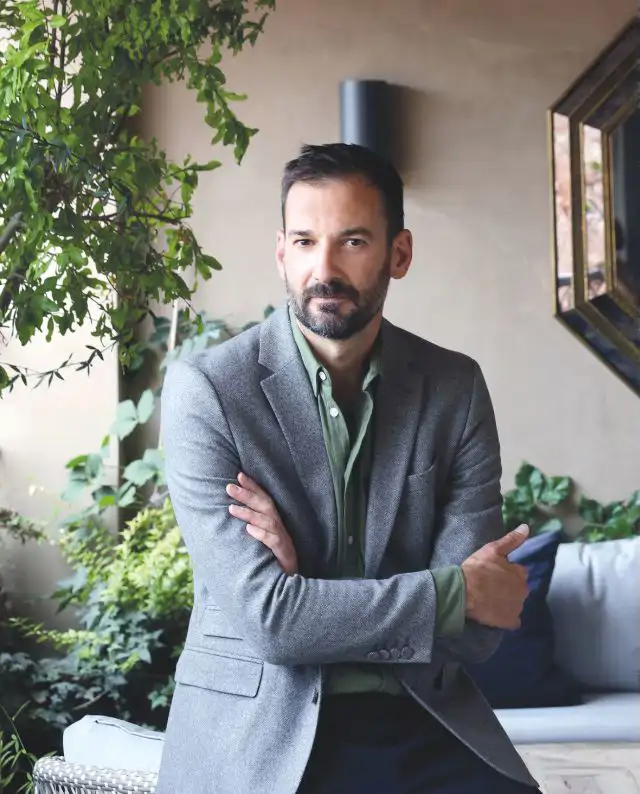 Primer plano del interiorista Erico Navazo