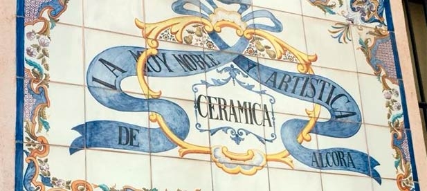 Mural de baldosa cerámica artística en que se recoge el nombre de la primera fábrica de cerámica decorativa y para construcción que hubo en L'Alcora, Castellón