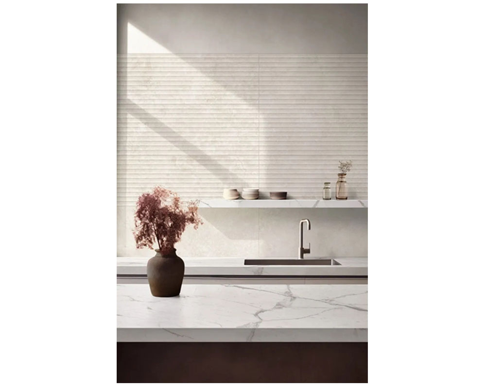 Cocina con revestimiento cerámico efecto piedra natural