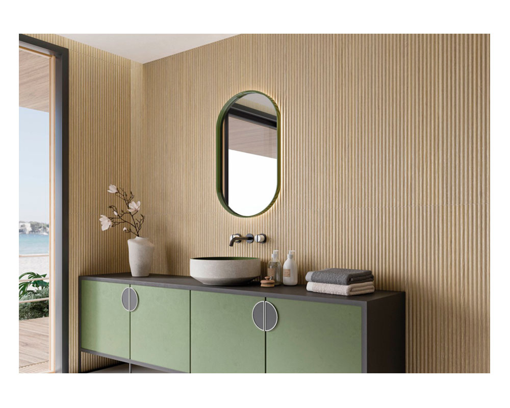 Sala de baño con revestimiento cerámico de madera porcelánica.