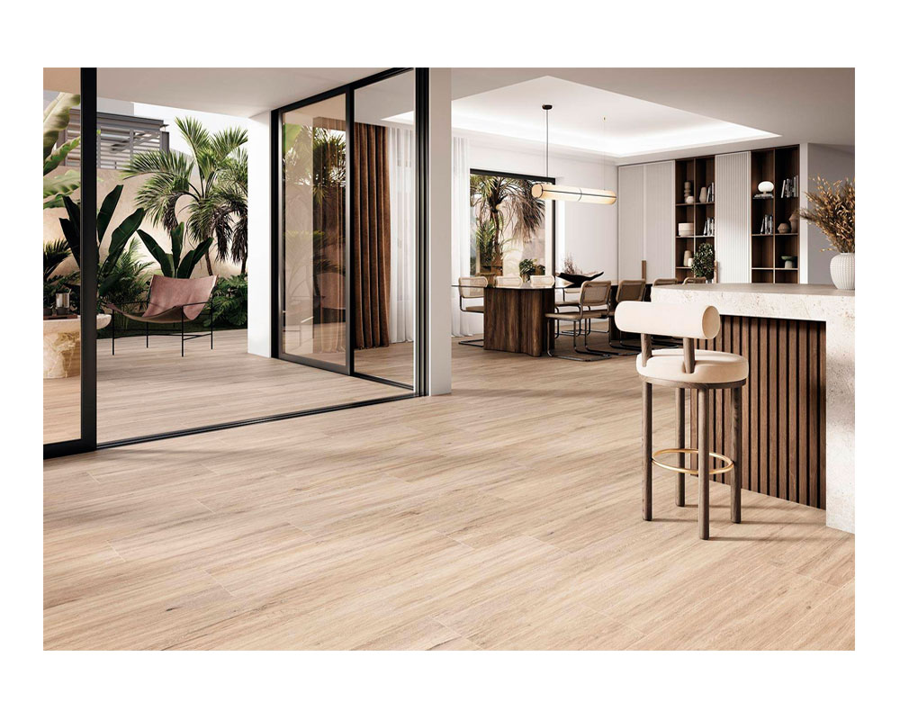 Salón y cocina con suelo de madera