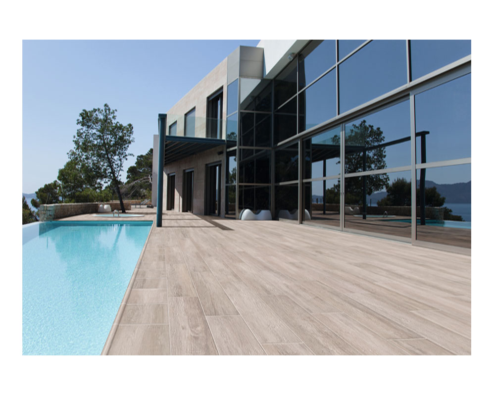 Pavimento exterior de piscina en madera porcelánica