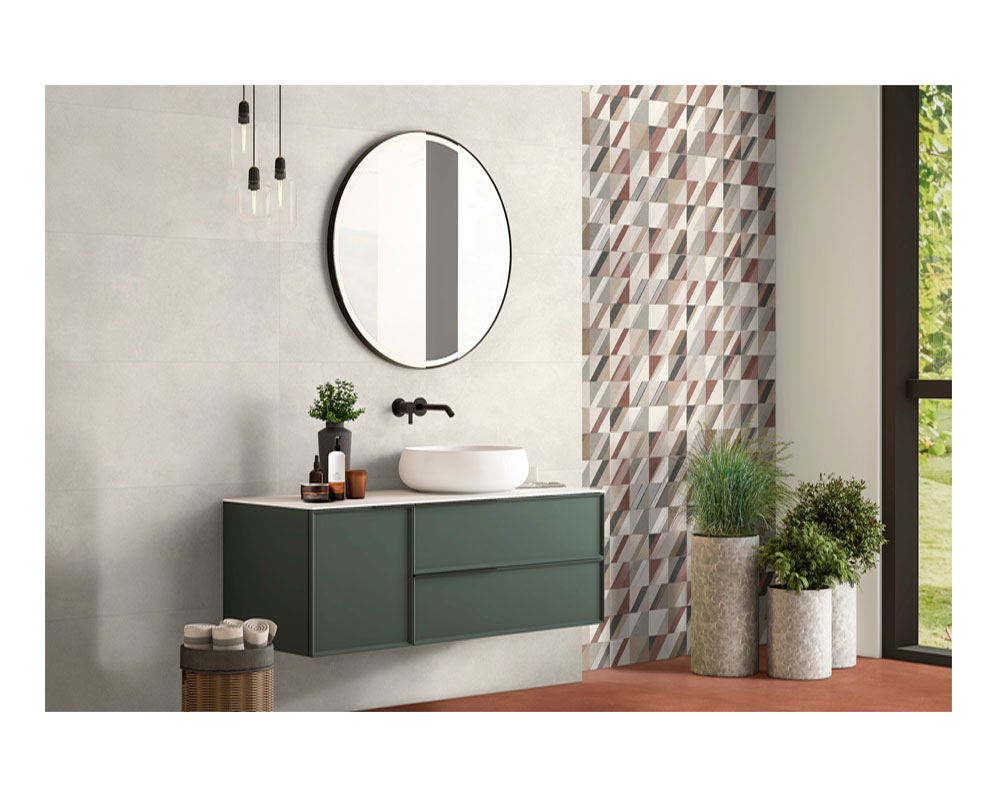 Sala de baño con revestimiento cerámico blanco efecto cemento.