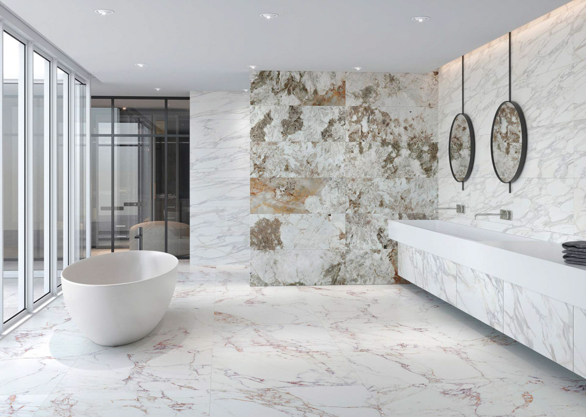 Sala de baño revestida y pavimentada en mármol porcelánico.