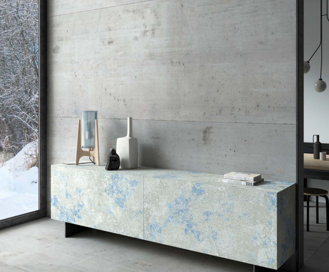 Salón con mueble revestido con mármol porcelánico.