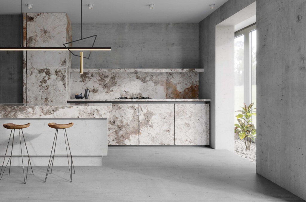 Cocina con muebles revestidos en mármol porcelánico.