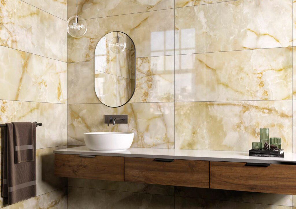 Sala de baño revestida y pavimentada en mármol porcelánico