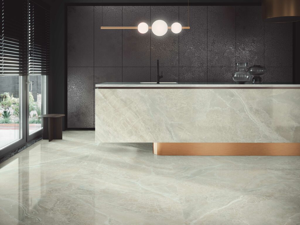 Cocina con encimera y pavimento de mármol porcelánico.