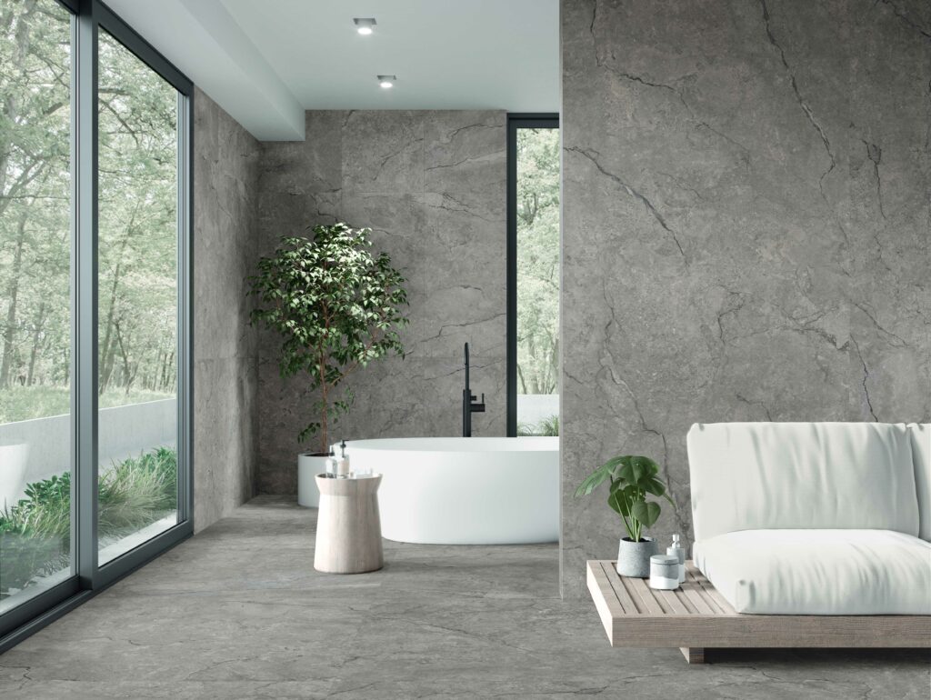 Salón con sala de baño adyacente revestidos en mármol porcelánico