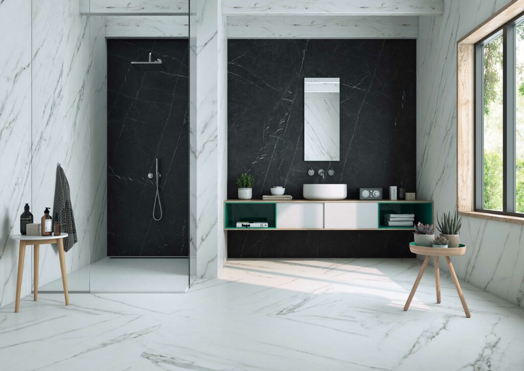 Sala de baño revestida con mármol porcelánico y pavimento con colores alternos