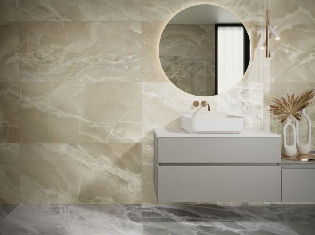 Sala de baño revestida y pavimentada en mármol porcelánico
