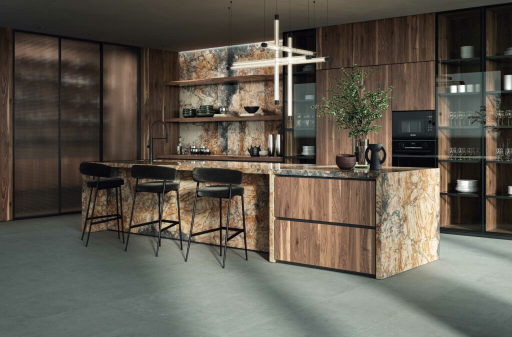 Cocina con encimera de mármol porcelánico.