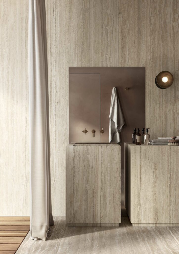 Sala de baño revestida en mármol porcelánico de estética Travertino.