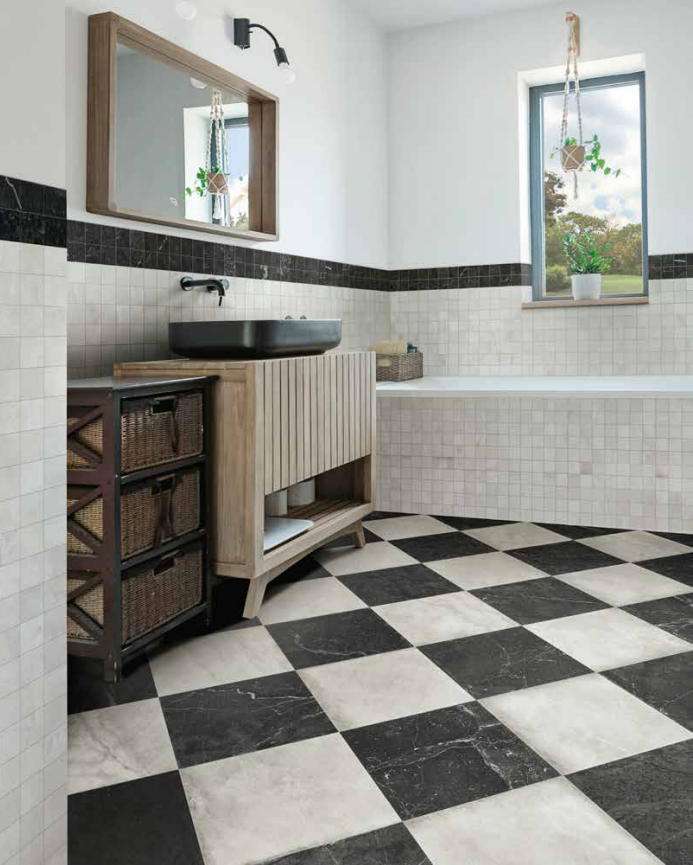 Sala de baño revestida con mármol porcelánico y pavimento con colores alternos
