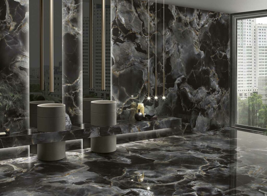 Sala de baño revestida y pavimentada en mármol porcelánico en tonos oscuros