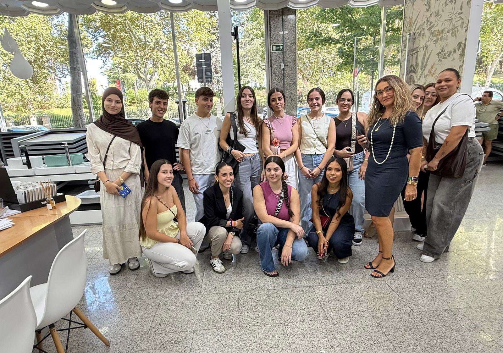Visita de estudiantes de diseño a Azulejos Peña