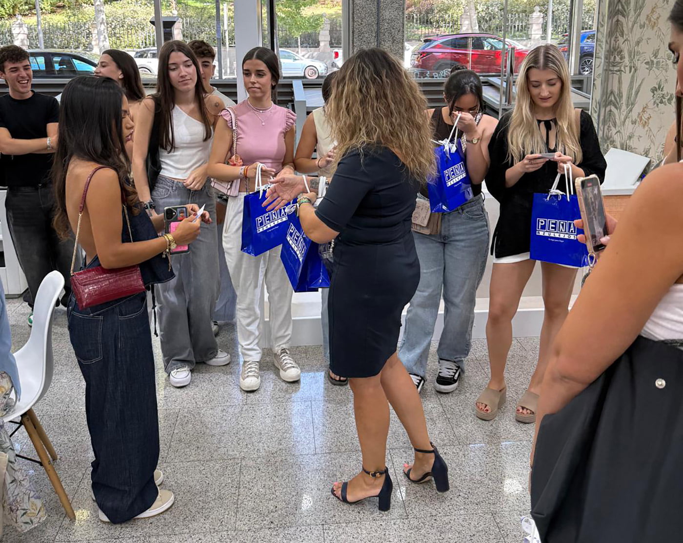 Estudiante reciben un obsequio durante la visita a Azulejos Peña