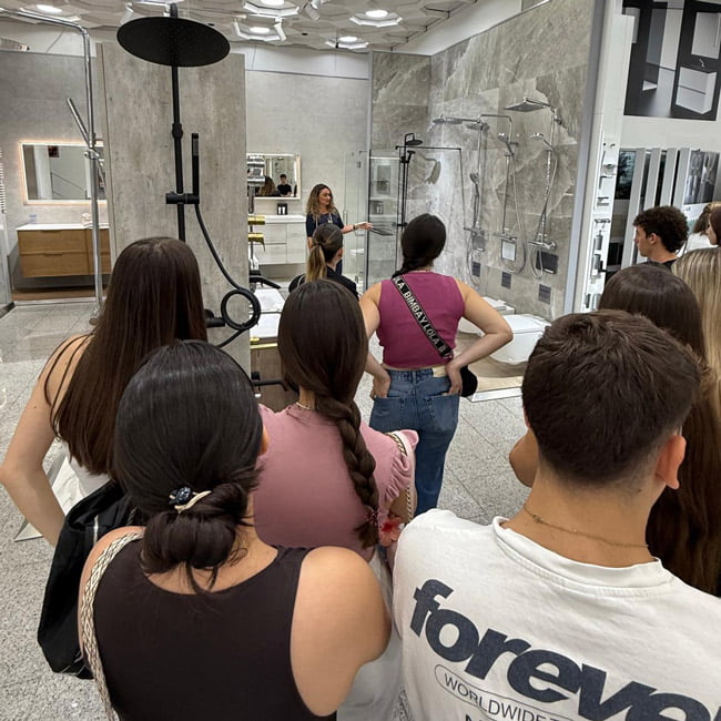 Visita de estudiantes de diseño a Azulejos Peña