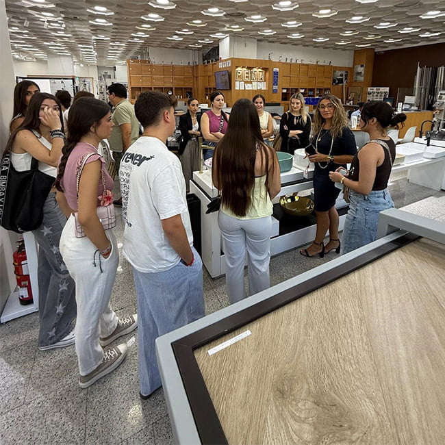 Visita de estudiantes de diseño a Azulejos Peña