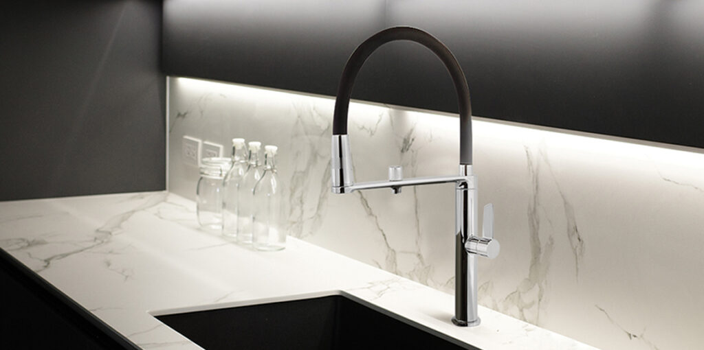 Ambiente con PureWater el grifo con Premio_Internacional de diseño y calidad en su acabado en aluminio brillante de PureWater el grifo con Premio_Internacional de diseño y calidad
