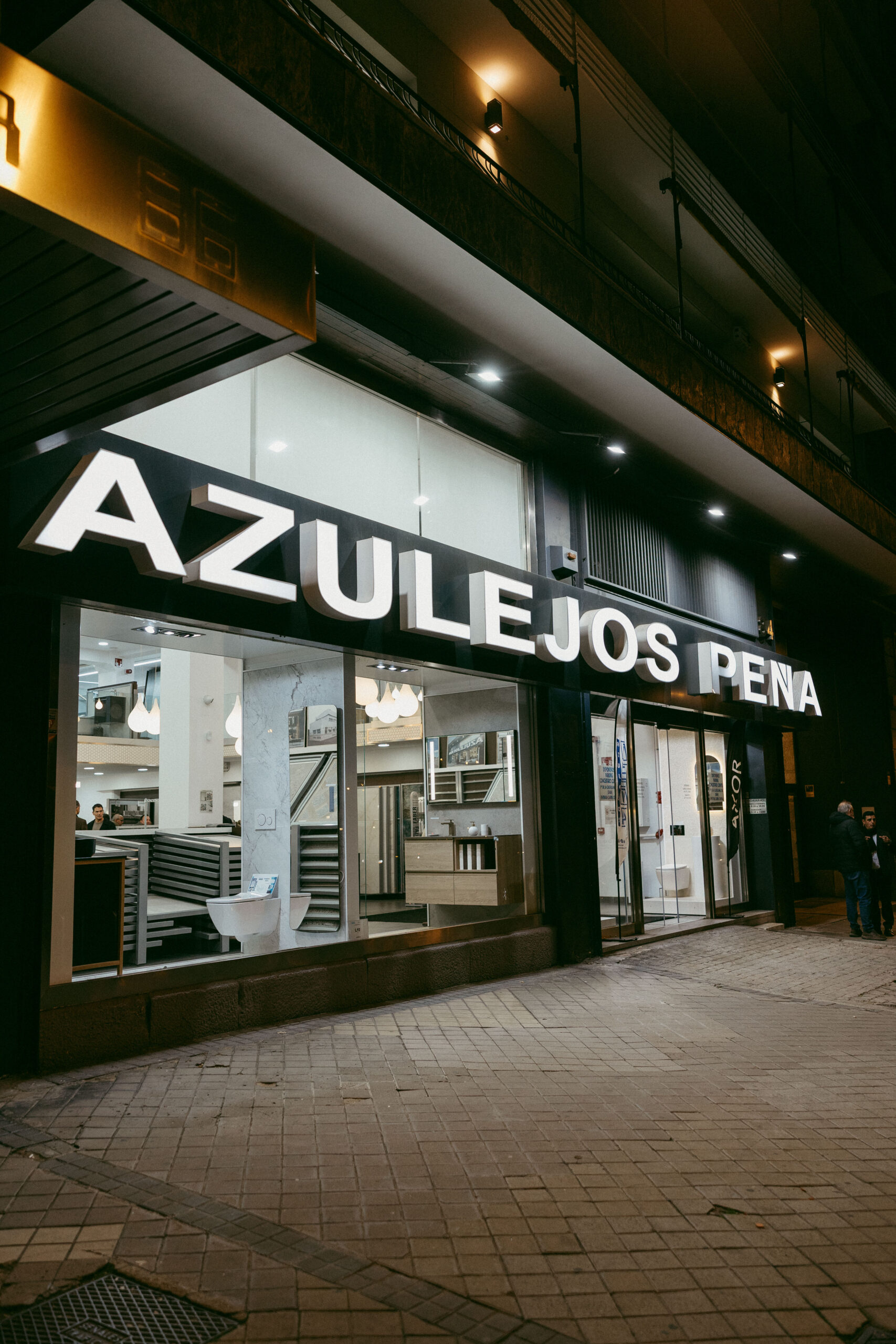 Fachada del showroom de Azulejos Peña en Pº de la Castellana, 84 de Madrid