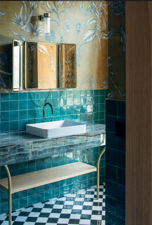 Revestimiento Melange Teal y pavimento en damero Melange blanco y negro