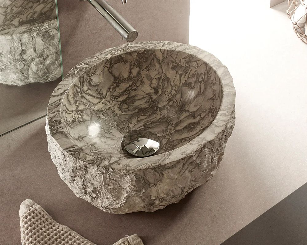 Lavabo estilo contemporáneo, redondo con cara exterior en relieve, imitación piedra natural con vetas grisáceas sobre blanco