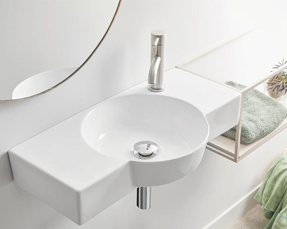 Lavabo en color blanco para baño pequeño de estilo moderno